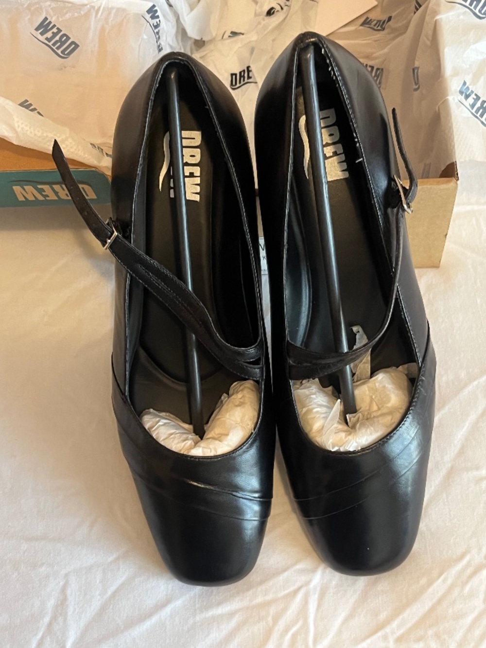 Woman’s low heeled black dress shoes by Drew , size 9 W